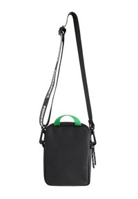 Svart rektangulär väska med ett grönt handtag och justerbar svart rem. Har ett dragkedjestängning och en texturerad tygoverflate.