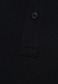 Námořnická polokošile s texturovanou látkou, s knoflíkovou légou a prošívaným límcem. Standardní střih s hladkým povrchem.