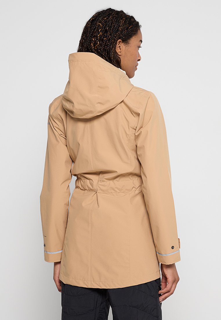 Beżowa wodoodporna kurtka z kapturem, z talią ściąganą, długimi rękawami, odblaskowymi akcentami na mankietach oraz gładką fakturą.