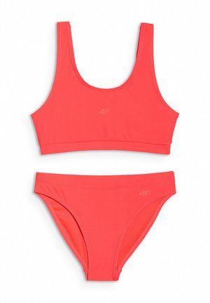 Dwuczęściowy strój kąpielowy w kolorze koralowego różu z topem z okrągłym dekoltem i dopasowanymi majtkami bikini, oba z małym logo "4F".