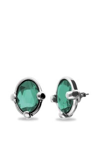 Gemas ovaladas de color verde esmeralda montadas en una base de metal de tono plateado con detalles redondeados y cierre con poste para un fijado seguro.