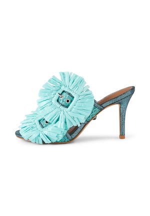Sandaal met hoge hak en muiltje in glanzend teal met grote franjes op de rozettenbanden en een open teen ontwerp.