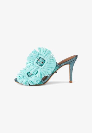 Sandalo sabot con tacco alto in teal scintillante con ampie fasce a rosetta con frange e design open toe.