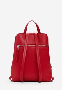 Roter Leder-Rucksack mit glatter Textur, ausgestattet mit zwei Schulterriemen, einem oberen Griff und einer vorderen Reißverschlusstasche.