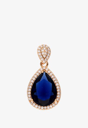 Vizes csepp alakú medál, amelyet egy nagy zafír vesz körül, apró, tiszta strasszokkal, aranyszínű fémkerettel és bonyolult részletekkel.