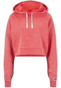 Sudadera corta en un brillante color coral con capucha, cordones blancos y detalle del logo en la manga. Textura suave, corte casual y puños acanalados.