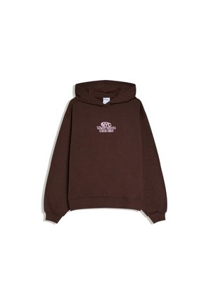 Bruine hoodie met geribbelde boorden en zoom, met in het midden van de borst witte en roze tekst "NYC Where streets come alive".