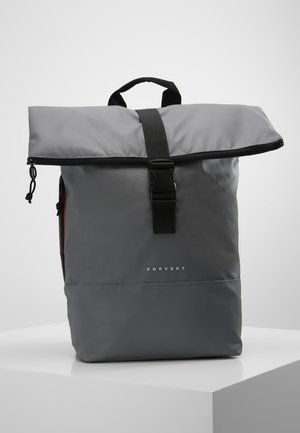 Grau Rolltop-Rucksack aus langlebigem Material mit verstellbarem schwarzen Riemen und Schnalle. Verfügt über ein minimalistisches Design und ein Logo auf der Vorderseite.