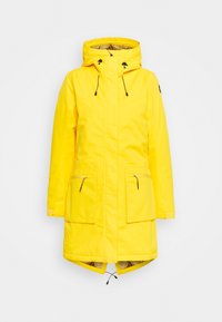 Gul vattentät parka med huva, två framfickor med dragkedja, dragsko i nederkant och kontrasterande foder. Slät textur, midilängd design.