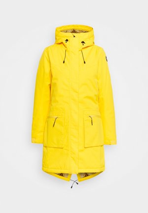 Parka impermeable amarilla con capucha, dos bolsillos frontales con cremallera, dobladillo ajustable y forro interior en contraste. Textura suave, diseño de longitud media.