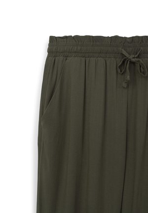 Pantalon ample couleur vert olive avec une ceinture élastique, une fermeture à lien coulissant et des poches latérales ; fabriqué dans un tissu léger et texturé.