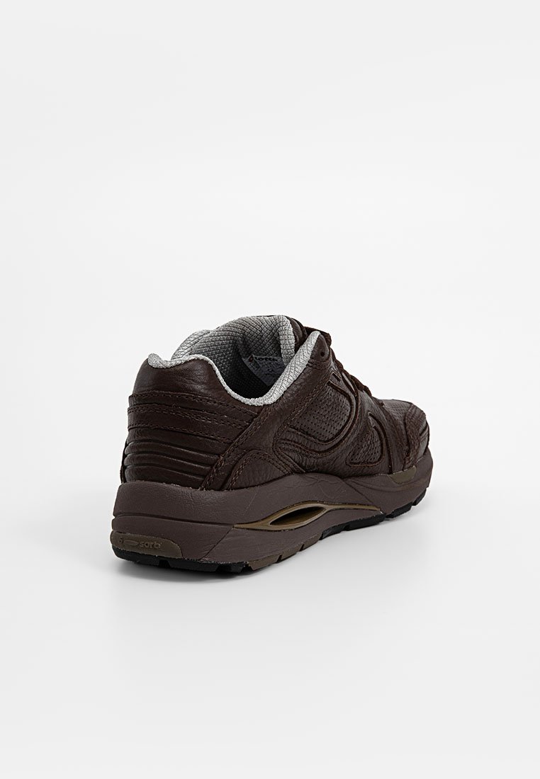 Scarpa sportiva marrone scuro con tomaia in pelle strutturata, colletto imbottito grigio e suola in gomma resistente dotata di leggero tacco e aperture di ventilazione.