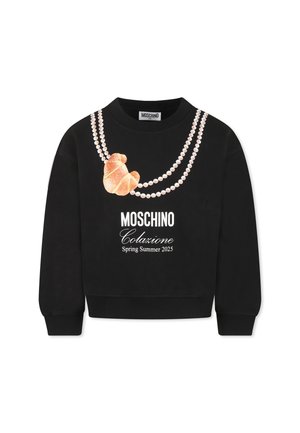 Czarna bluza z grafiką przedstawiającą rogalik i naszyjnik z pereł, z napisem "MOSCHINO Colazione Wiosna Lato 2025" z przodu.