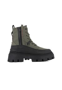 Bottes chevilles en toile verte avec une épaisse semelle en caoutchouc noir, lacets à l'avant, zip sur le côté et une boucle au talon pour un enfilage facile.