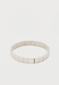 Bratara din argint, alcătuită din înlănțuiri rectangulare din metal, cu o suprafață texturată și margini netede, având un branding subtil.