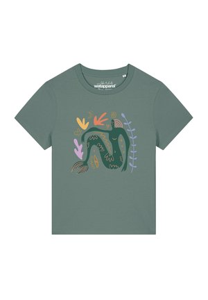 Groene T-shirt met een kleurrijk abstract zeemeerminnenontwerp met planten, sterren en organische vormen in geel, oranje, paars en blauw.