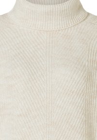 Cremefarbener Strickpullover mit hohem Kragen, der eine diagonale Rippstruktur und eine glatte Oberfläche aufweist. Minimalistisches Design, keine sichtbaren Beschläge.