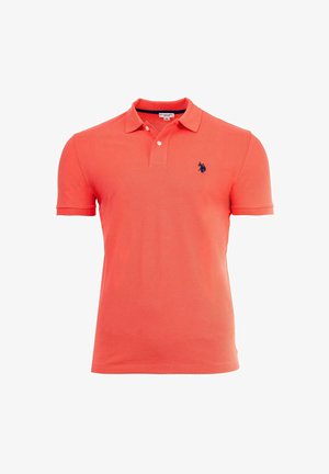 Korallenrotes Polohemd mit kurzen Ärmeln, Kragen, zwei weißen Knöpfen und kleinem marineblau gesticktem Logo auf der linken Brust.