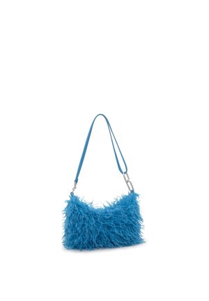 Niebieska torba na ramię z długim paskiem i puszystą, teksturowaną powierzchnią przypominającą futro, przedstawiona na białym tle.