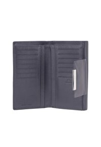 Dunkelbraune Lederbörse mit mehreren Kartenfächern, einem durchsichtigen Ausweisfenster und dezentem Nähen. Glatte Textur und rechteckige Form.