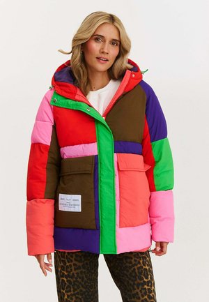Kolorowa kurtka puchowa z segmentami w kolorze czerwonym, różowym, zielonym, brązowym i fioletowym, z zamkiem z przodu, zatrzaskami oraz dwoma przednimi kieszeniami.