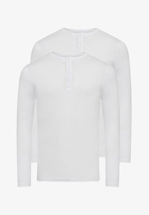 Weiße Langarmhemden aus Baumwolle. Mit Rundhalsausschnitt und Knopfleiste vorne. Glatte Textur und einfaches Design.