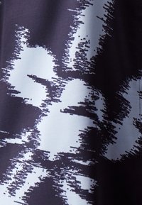 Tissu à motifs bleu marine et bleu clair, présentant des formes abstraites et une disposition imprimée texturée, surface lisse avec un design moderne.