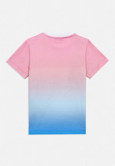 Κοντομάνικη μπλούζα με διαβάθμιση από ροζ σε μπλε, εμφανιζόμενη από πίσω σε λευκό φόντο.