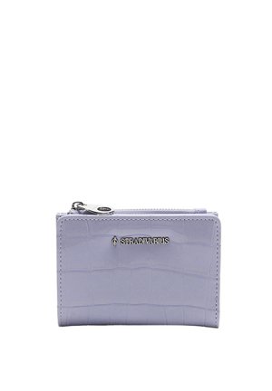 Lila Kunstleder-Wallet mit Krokodil-Textur, silbernem Reißverschluss und Logo-Detail auf der Vorderseite. Kompakte rechteckige Form.