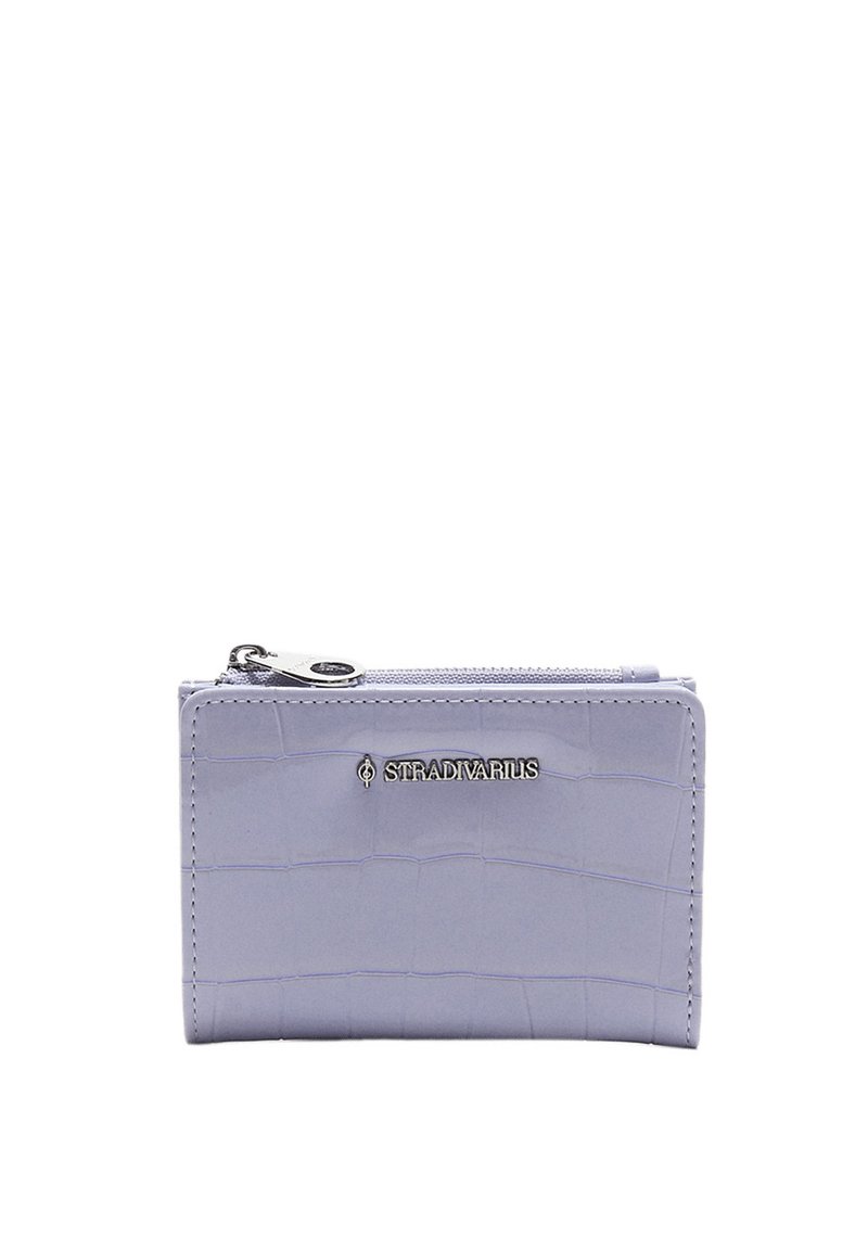 Lila konstläderplånbok med krokodilmönster, silverfärgad dragkedja och logotypdetalj på framsidan. Kompakt rektangulärt format.