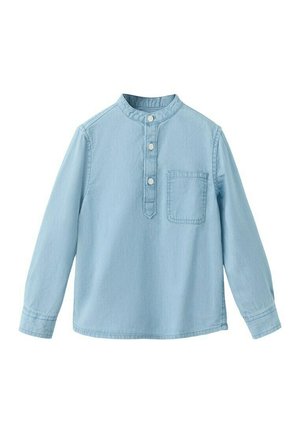 Camicia di jeans celeste a maniche lunghe con colletto alla coreana, tre bottoni frontali e una tasca sul petto sul lato sinistro.