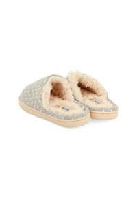 Zapatillas de tela gris con lunares blancos, forro de felpa beige y suela de espuma suave. El nombre de la marca "Gioseppo" es visible en la suela.