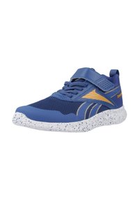 Zapatilla deportiva azul con parte superior de malla, suela de goma y media suela blanca moteada. Cuenta con una correa de velcro y acentos naranjas en contraste.