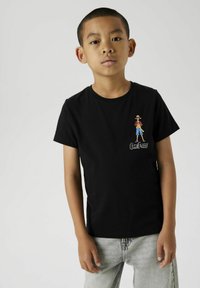 Camiseta de algodón negra con un gráfico colorido de un personaje con un sombrero de paja y el texto "One Piece" debajo. Mangas cortas y cuello redondo.