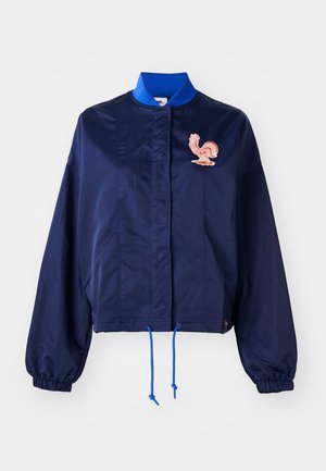 Veste cropped navy avec un col bleu, des poignets élastiques, des cordons et un graphique de coq rose à l'avant. Tissu lisse et léger.