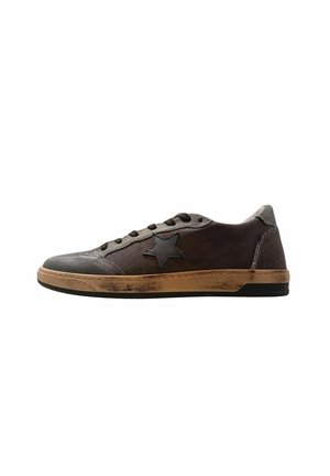 Sneaker nera low-top con suola marrone, emblema a stella sul lato, design con lacci e texture consumata e vissuta su suola e punta.