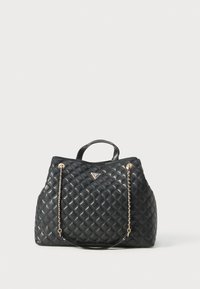 Zwarte gewatteerde handtas met gouden kettinghengsels en kleine handvatten, voorzien van een driehoekige Guess logo-plak op de voorkant.