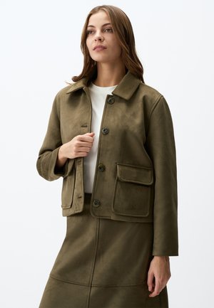 Veste courte en daim d'un vert olive, avec un col, quatre boutons et deux poches avant. Sa texture lisse et sa coupe ajustée sont des caractéristiques remarquables.