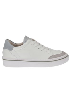 Weiße Leder-Sneaker mit einer hellgrauen Wildleder-Ferse. Sie verfügen über runde Schnürsenkel, eine genähte Zehenkappe und eine strukturierte Gummisohle.