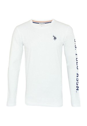 Camiseta de manga larga blanca hecha de algodón, con un logo azul marino en el pecho y texto a lo largo de la manga. Cuello acanalado con detalles sutiles.