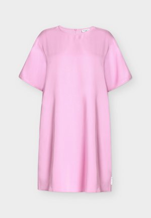 Hellrosa, knielanges Kleid mit kurzen Ärmeln, rundem Ausschnitt und leicht ausgestellter Silhouette, auf einfarbigem Hintergrund präsentiert.