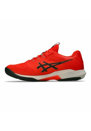 Scarpa da corsa rosso acceso con logo nero, suola bianca e nera e cinturino a strappo sopra i lacci vista di lato su sfondo bianco.