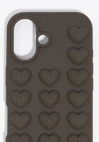Etui silikonowe na smartfon w ciemnobrązowym kolorze z wypukłymi wzorami serc. Każde serce zawiera literę, tworząc napis „B I B A Y I L O”. Wycięcie na aparat.