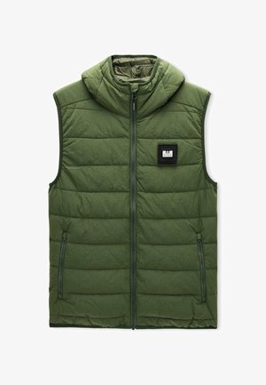 Grüne gepolsterte Weste mit Kapuze, ausgestattet mit einem durchgehenden Reißverschluss, seitlichen Taschen und einem Logopatch auf der Brust. Strukturierter Stoff mit Karomuster.