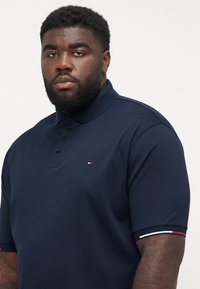 Tommy Hilfiger FLAGCUFF SLIM FIT - Polo shirt - desert sky