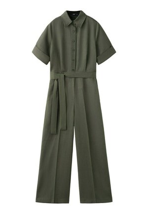 Combinaison courte manches courtes vert olive avec fermeture boutonnée à l'avant, jambes larges, col et ceinture assortie en tissu nouée à la taille.