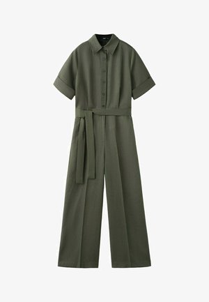 Combinaison courte manches courtes vert olive avec fermeture boutonnée à l'avant, jambes larges, col et ceinture assortie en tissu nouée à la taille.