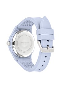 Orologio in silicone blu chiaro con cassa rotonda in acciaio inossidabile, cinturino testurizzato e retro inciso. Presenta una fibbia argentata e dettagli di resistenza all'acqua.