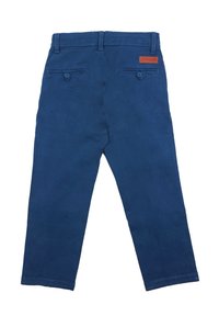 Pantaloni in cotone blu con taglio dritto, dotati di due tasche posteriori con bottone e un'etichetta sulla cintura. Tessuto liscio.