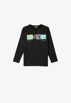 Sort langærmet T-shirt med farverig tekst: "SE PÅ HIMLEN" i blå, lilla og gul med ekstra tekst nedenfor. Blødt bomuldsstof.